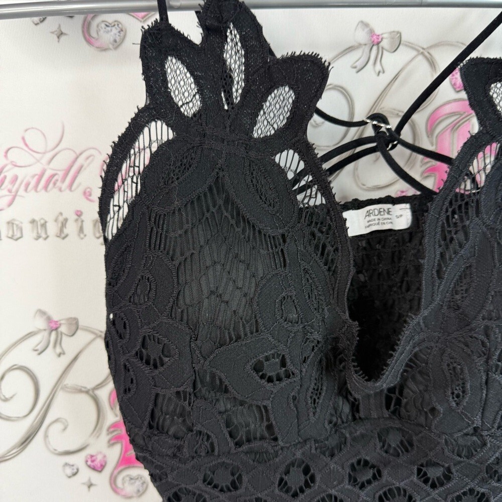 Ardene tank top cropped crochet lace floral detail Black Textured Lace Top - Picture 6 of 12